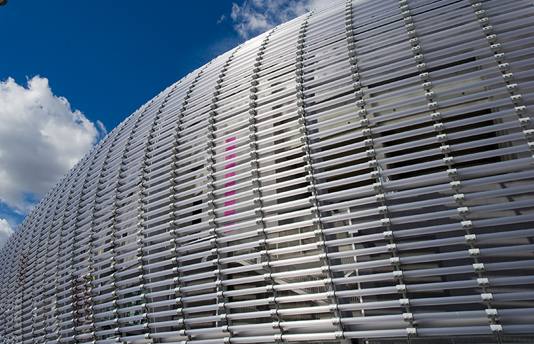 120000 TUBES DE POLYCARBONATE COMPOSENT LA COUVERTURE DU STADE